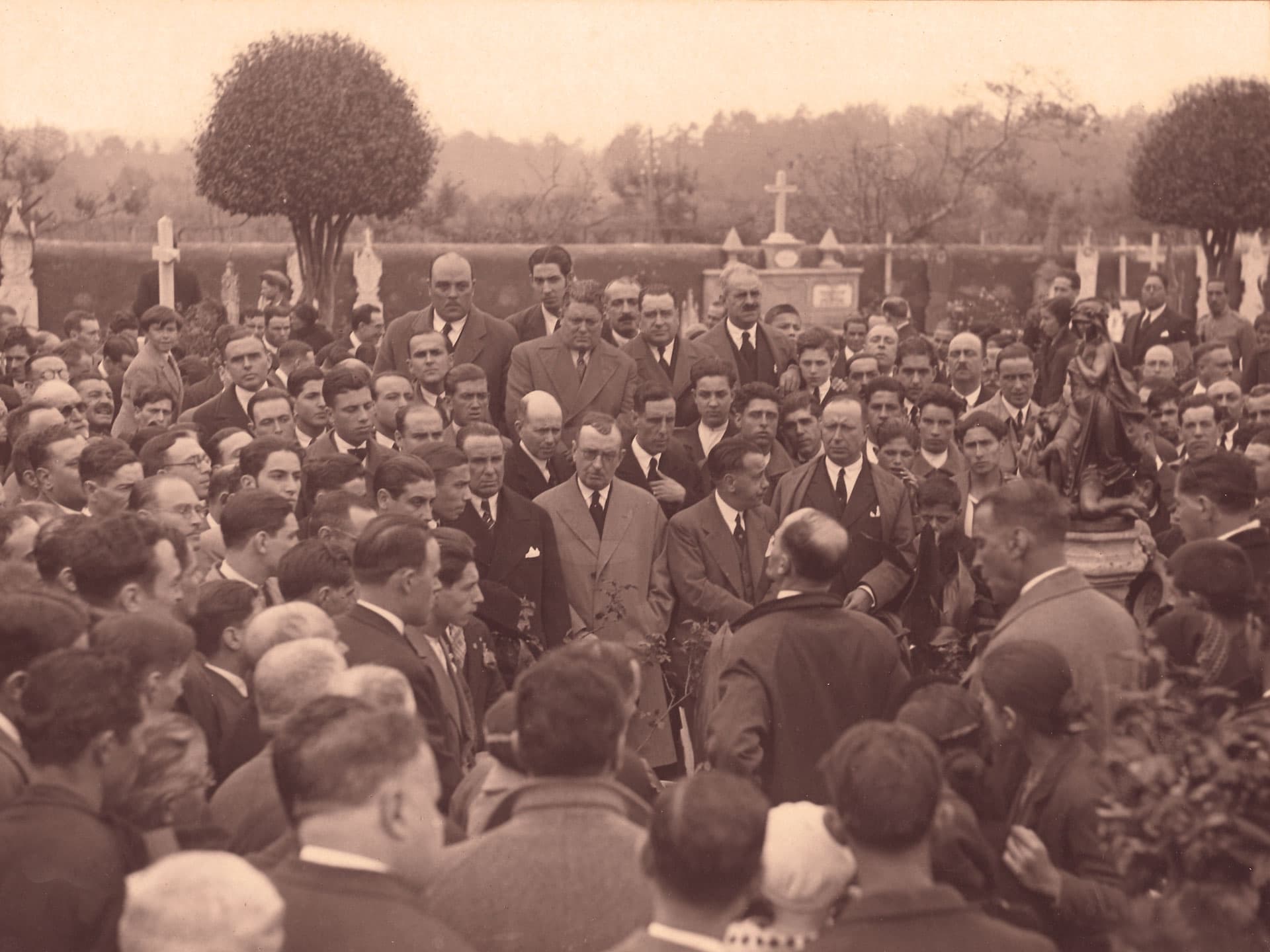 Funeral procession arranged by Casa Moreira, between 1930 and 1950.