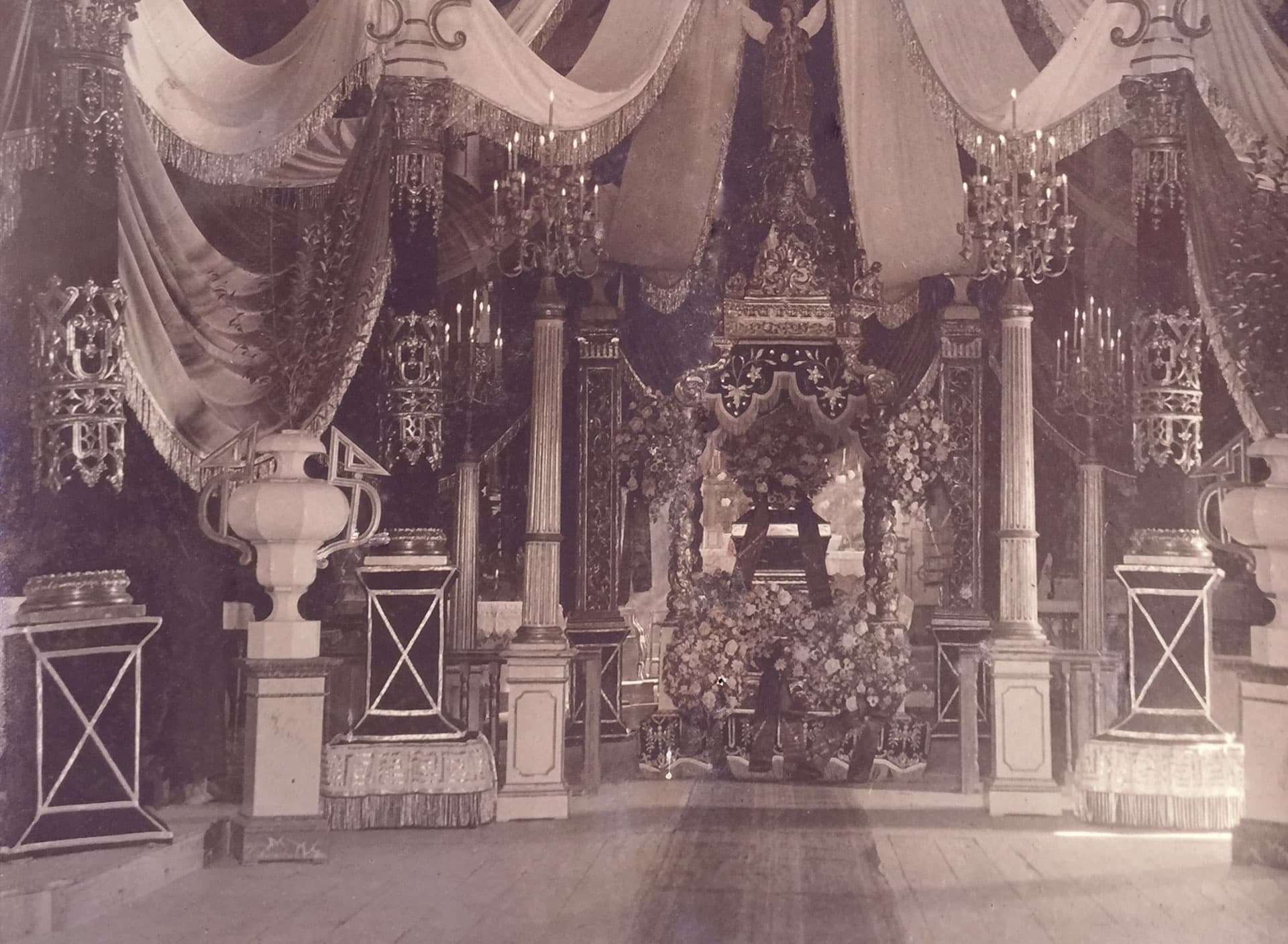 Another view of church decoration with Casa Moreira’s monumental bier.
